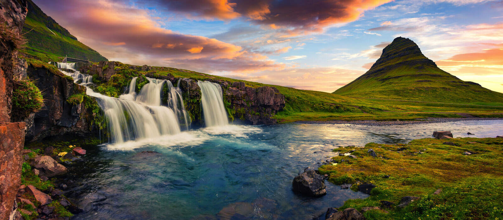 Summer sunset on famous Kirkjufellsfoss Waterfall and Kirkjufell ©jojjik - stock.adobe.com