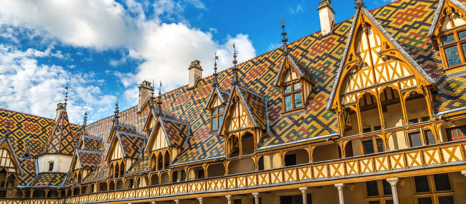 Innenhof des Hôtel-Dieu, Beaune, Frankreich ©Alexander Demyanenko - stock.adobe.com