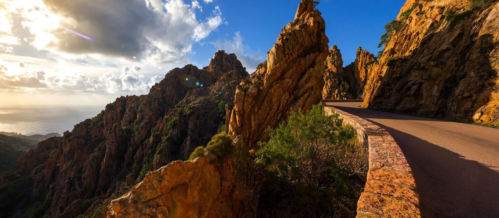Berühmte Straße durch Calanches de Piana bei Sonnenuntergang im Sommer ©naturenow - stock.adobe.com