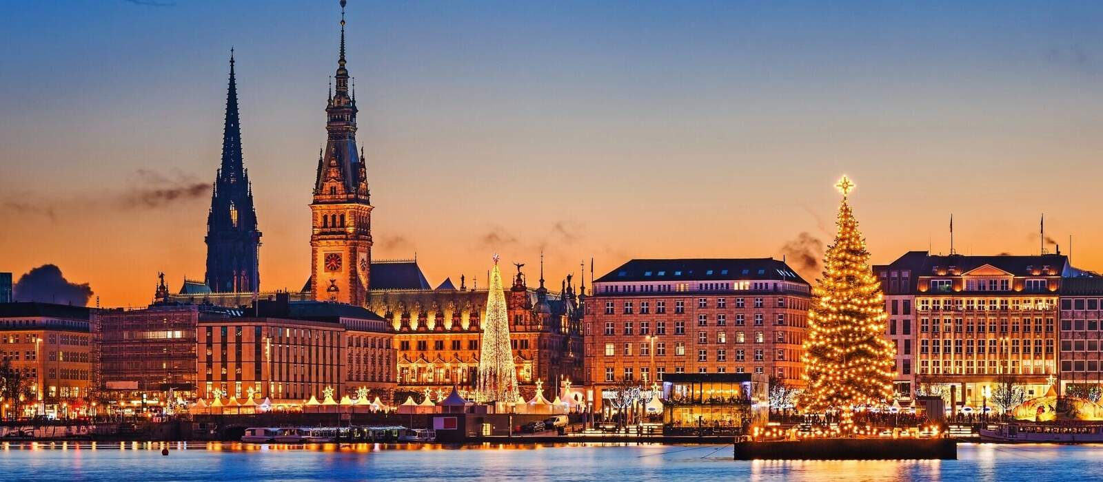 Skyline und Weihnachtsmarkt von Hamburg, Deutschland © Mapics - stock.adobe.com