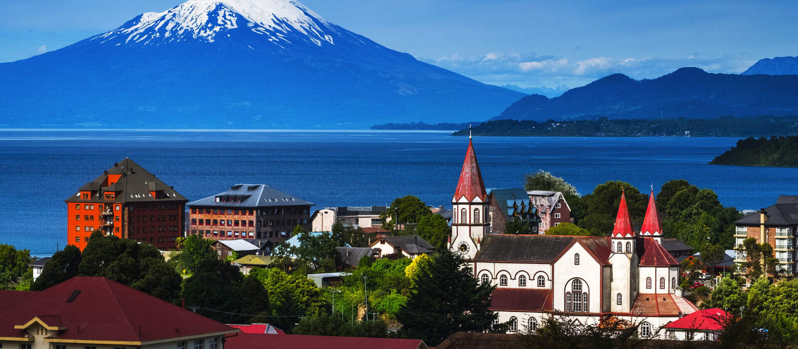Stadt Puerto Varas mit dem Vulkan Osorno im Hintergrund ©Dudarev Mikhail - stock.adobe.com Stadt Puerto Varas mit dem Vulkan Osorno im Hintergrund ©Dudarev Mikhail - stock.adobe.com