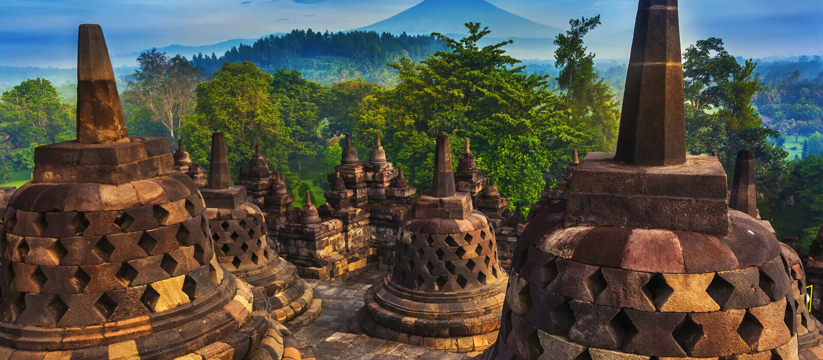 Borobudur - die größte buddhistische Tempelanlage in Yogyakarta auf der indonesischen Insel Java © Valery Bocman - stock.adobe.com