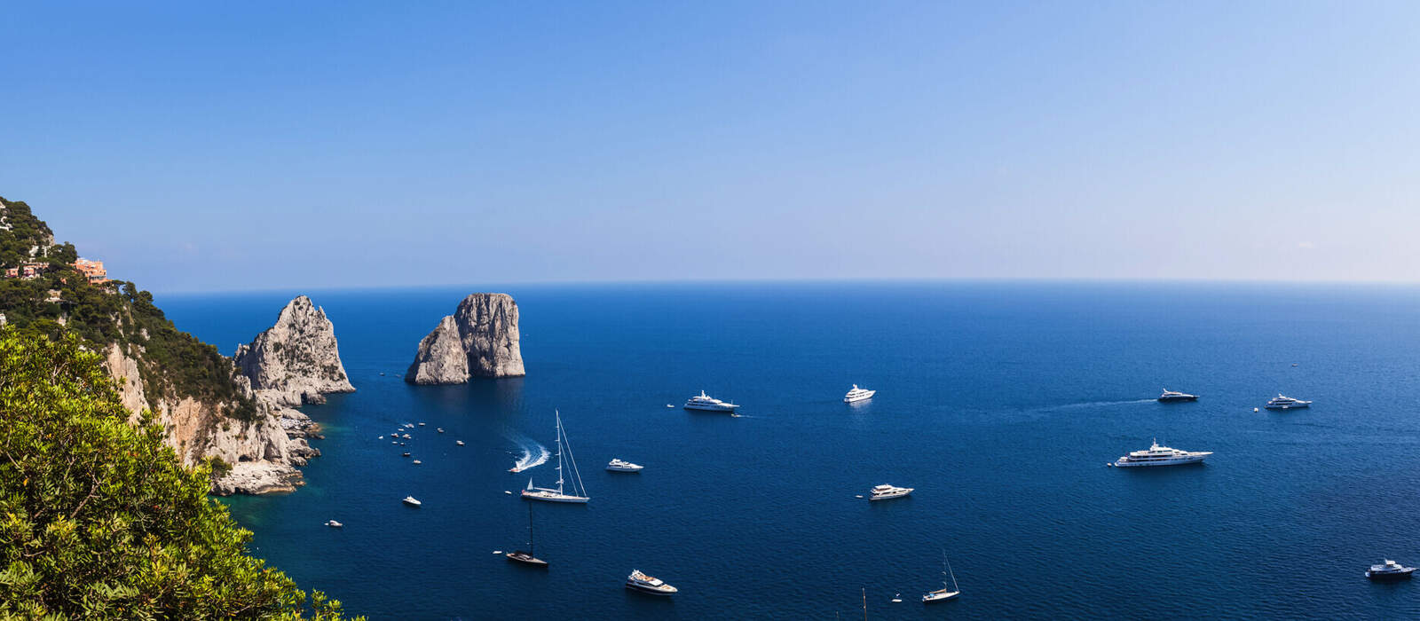Wahrzeichen Capris: die Faraglioni im Golf von Neapel, Italien ©Peter Stein - stock.adobe.com