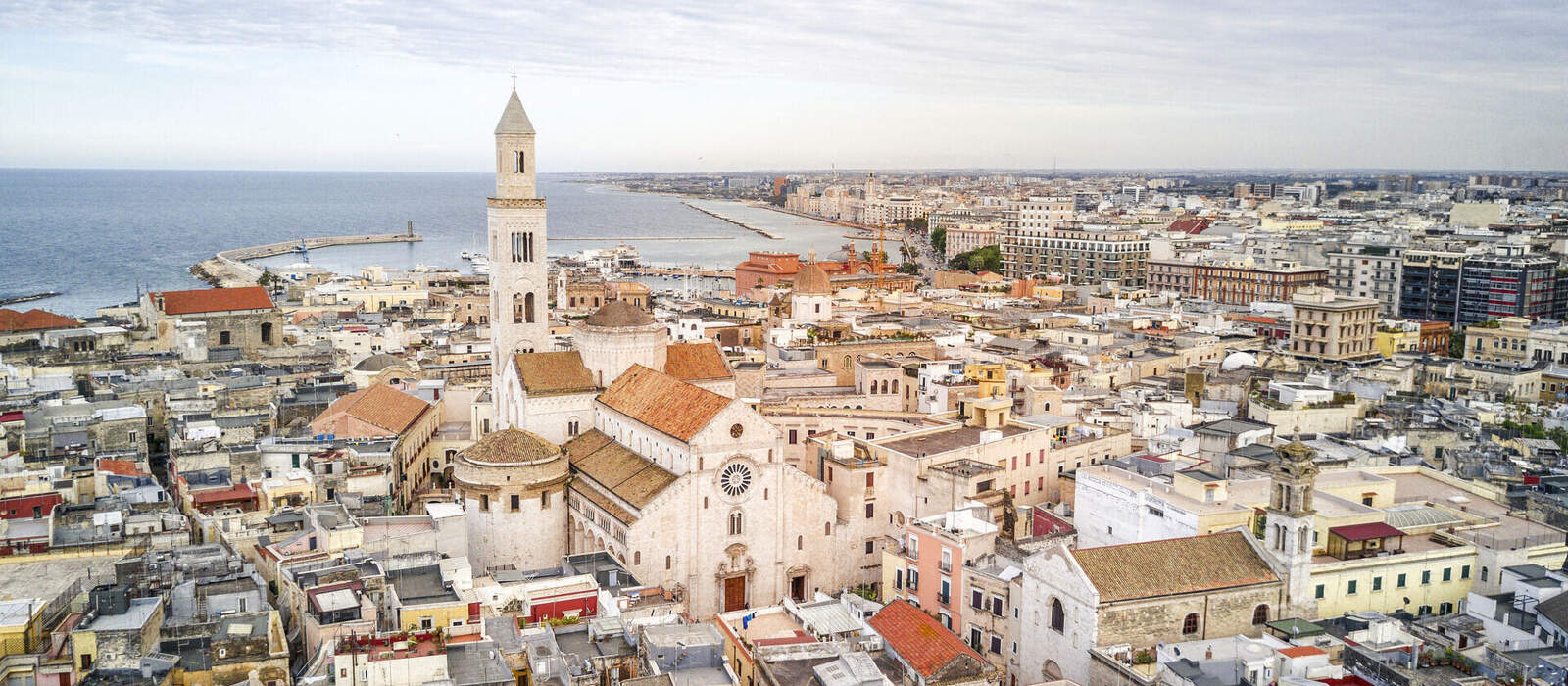 die Hafenstadt Bari an der Adria in der süditalienischen Region Apulien ©malajscy - stock.adobe.com