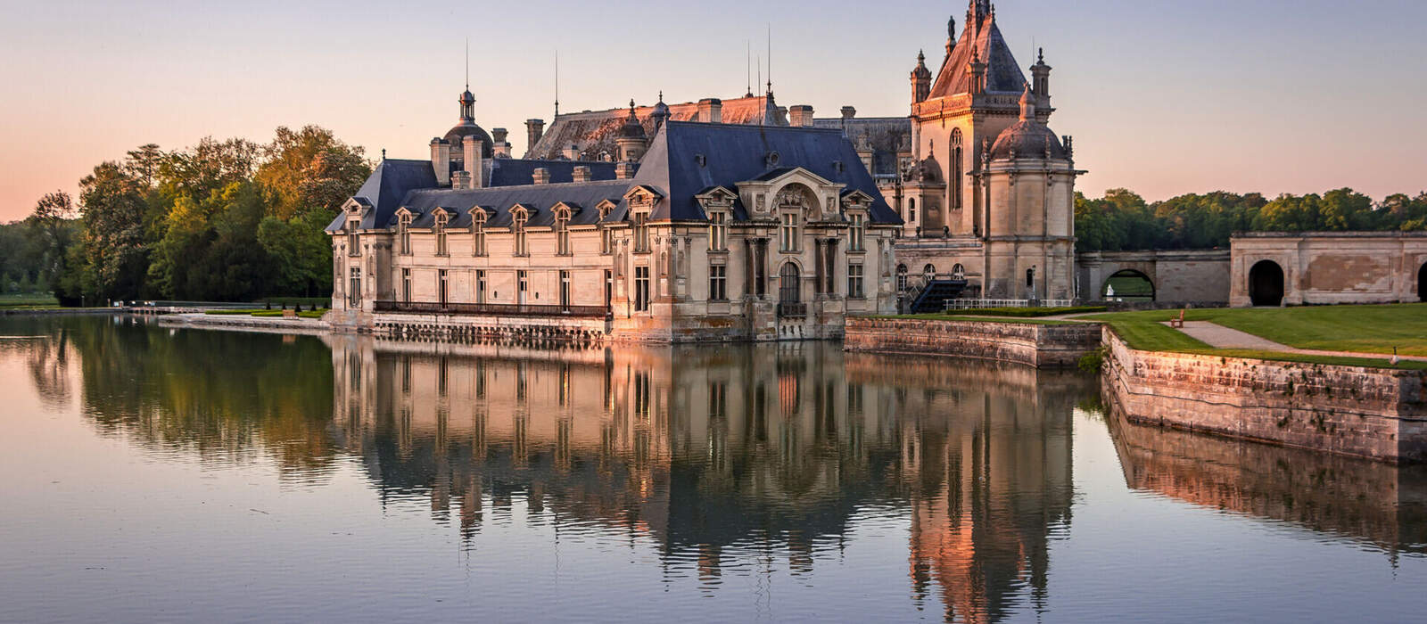 Schloss Chantilly im Département Oise, Frankreich © Sylvain TANGUY - stock.adobe.com