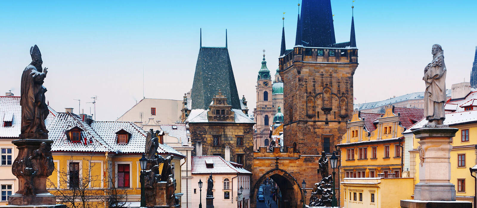 winterliche Karlsbrücke in Prag © Feel good studio - stock.adobe.com