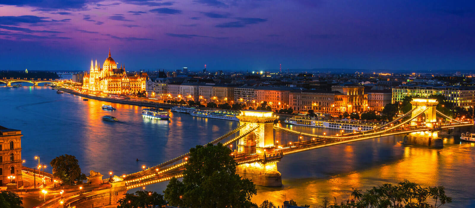 Budapest in der Nacht © monticellllo - stock.adobe.com