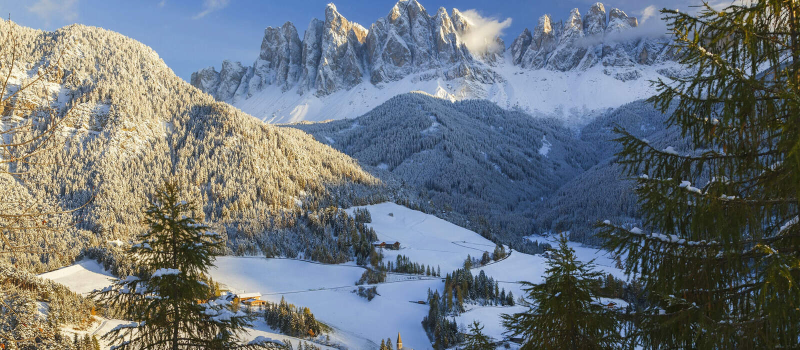 winterliches St. Magdalena in den Dolomiten, Italien © Peter Adams/Danita Delimont - stock.adobe.com