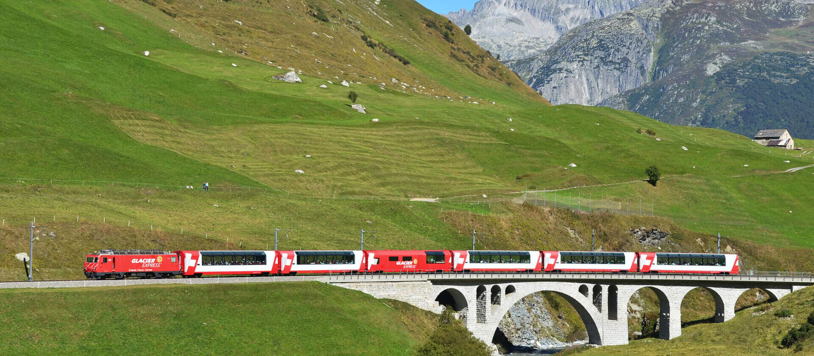 Glacier Express in der Nähe des Matterhorns © HappyAlex - stock.adobe.com