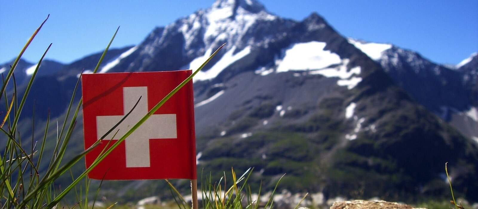 Schweizer Flagge vor Alpenkulisse ©airmaria - stock.adobe.com
