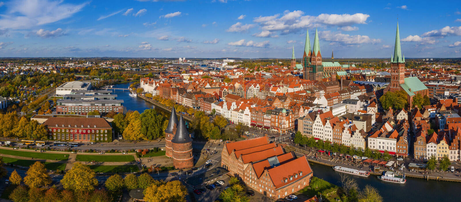 Blick auf die Salzspeicher und das Holstentor in Lübeck © Andre Leisner - stock.adobe.com