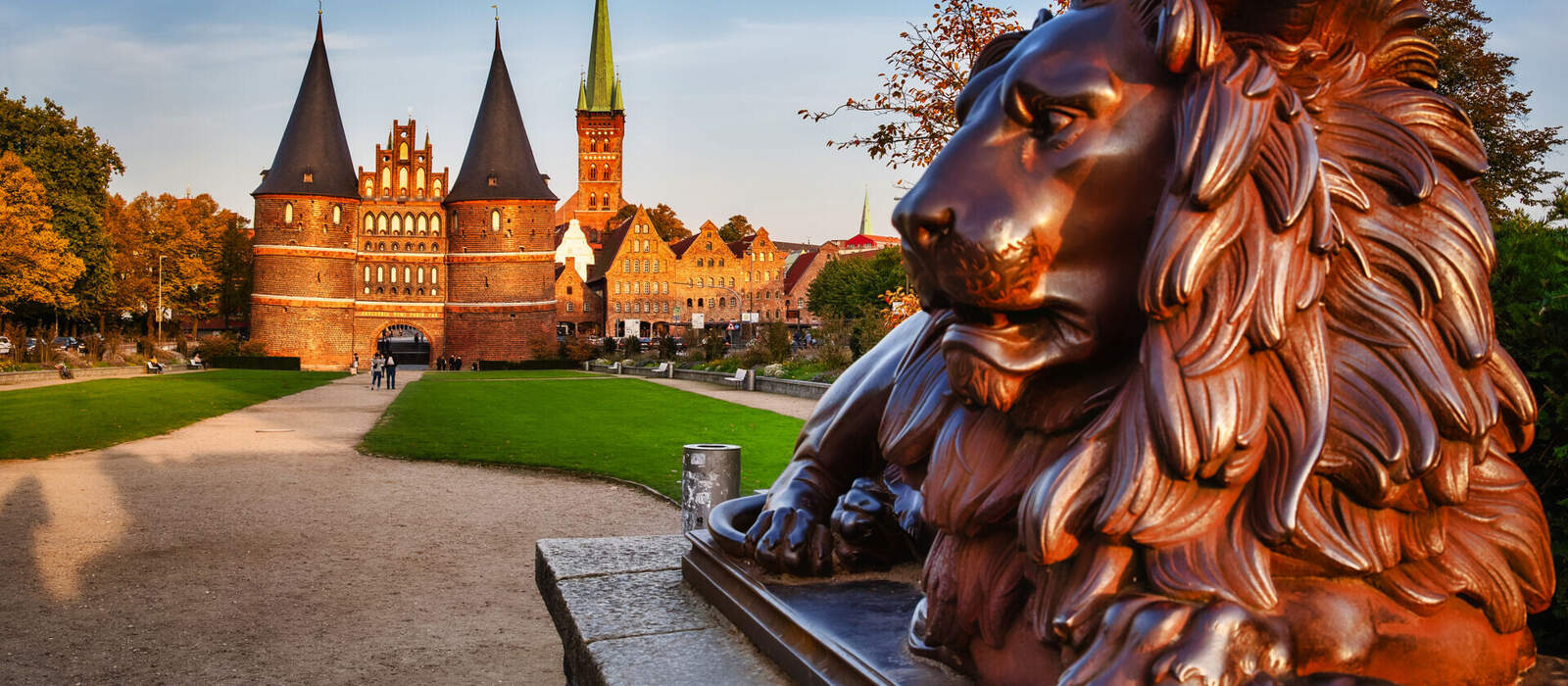 Lübecker Holstentor mit Löwe © EKH-Pictures - stock.adobe.com