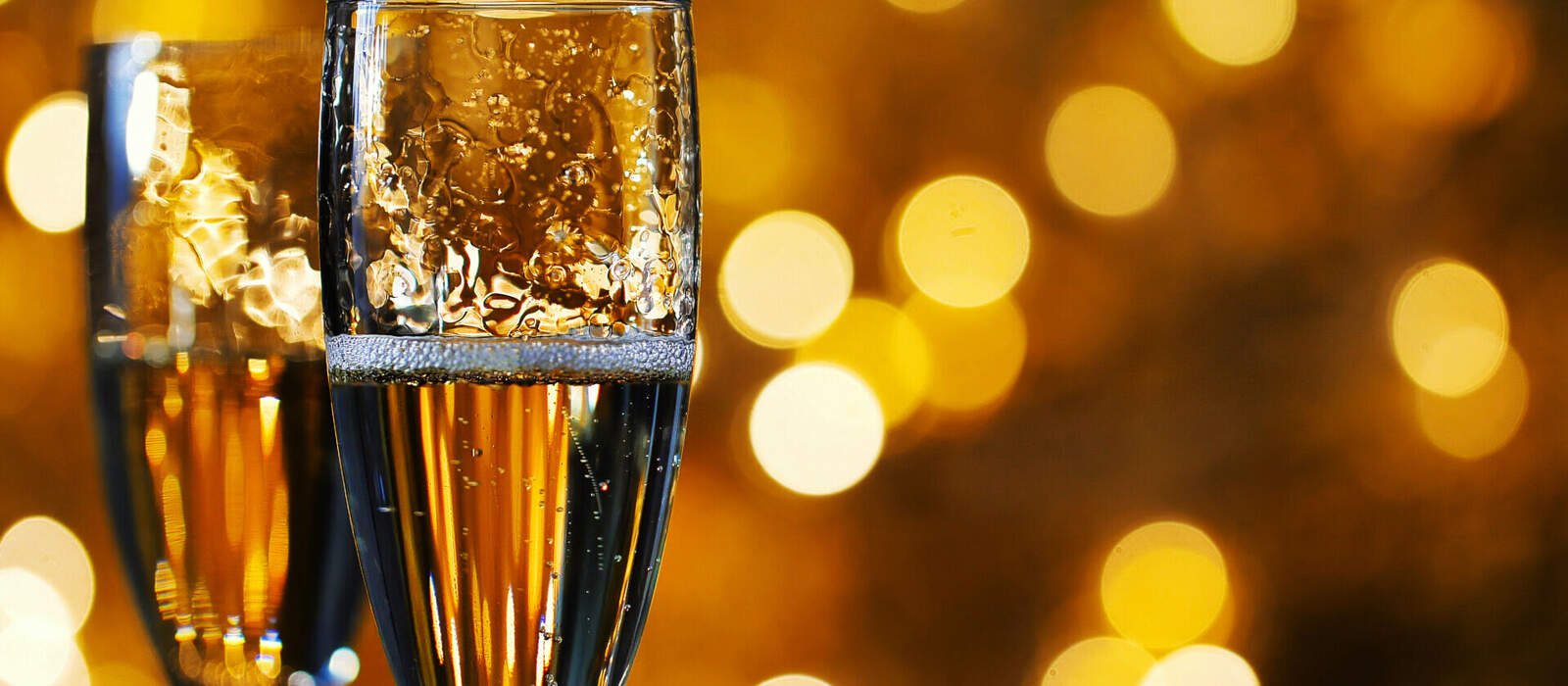 zwei Gläser Champagner auf verschwommenem Hintergrund © Anna - stock.adobe.com