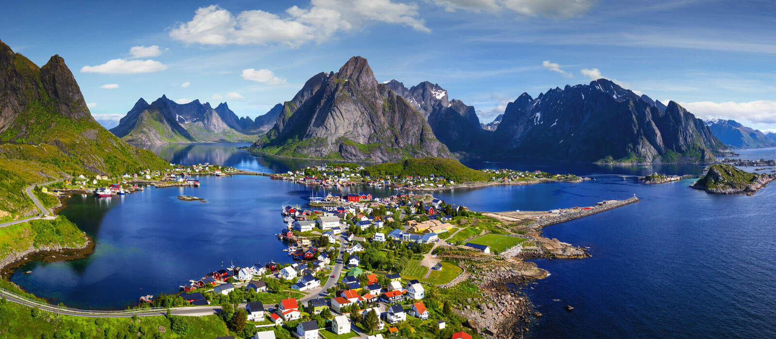Reine in den Lofoten © dell - stock.adobe.com