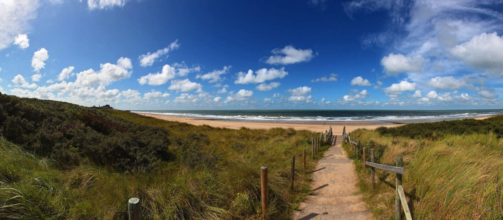 Strand mit blauem Himmel in der Nähe von Domburg © P. Randriamanampisoa - stock.adobe.com