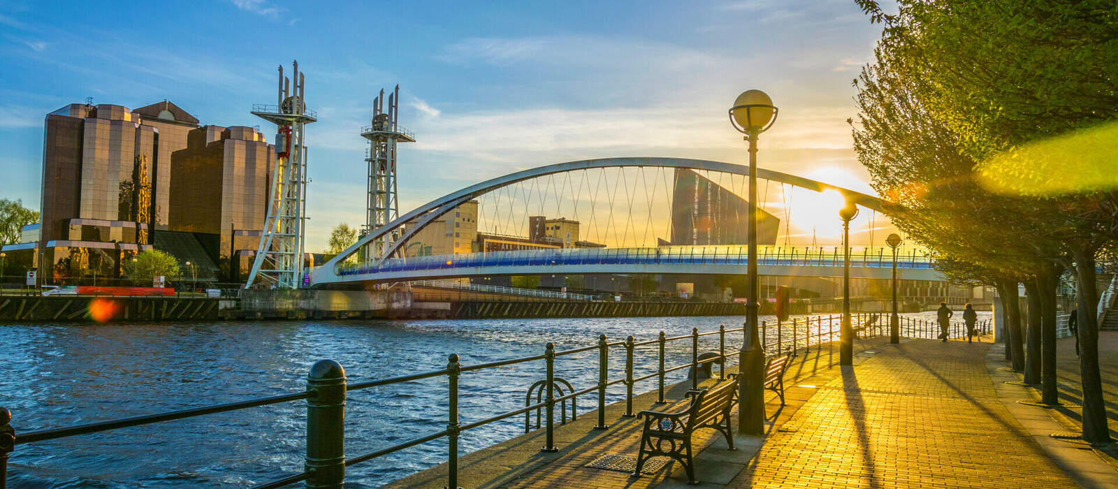 Blick auf eine Fußgängerbrücke in Salford Quays in Manchester © dudlajzov - stock.adobe.com