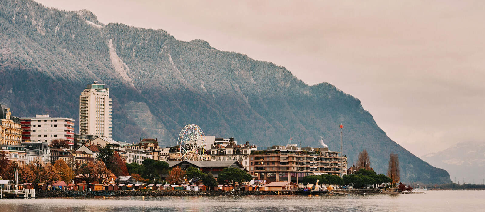 Winterlandschaft der Stadt Montreux mit Weihnachtsmarkt © annanahabed - stock.adobe.com