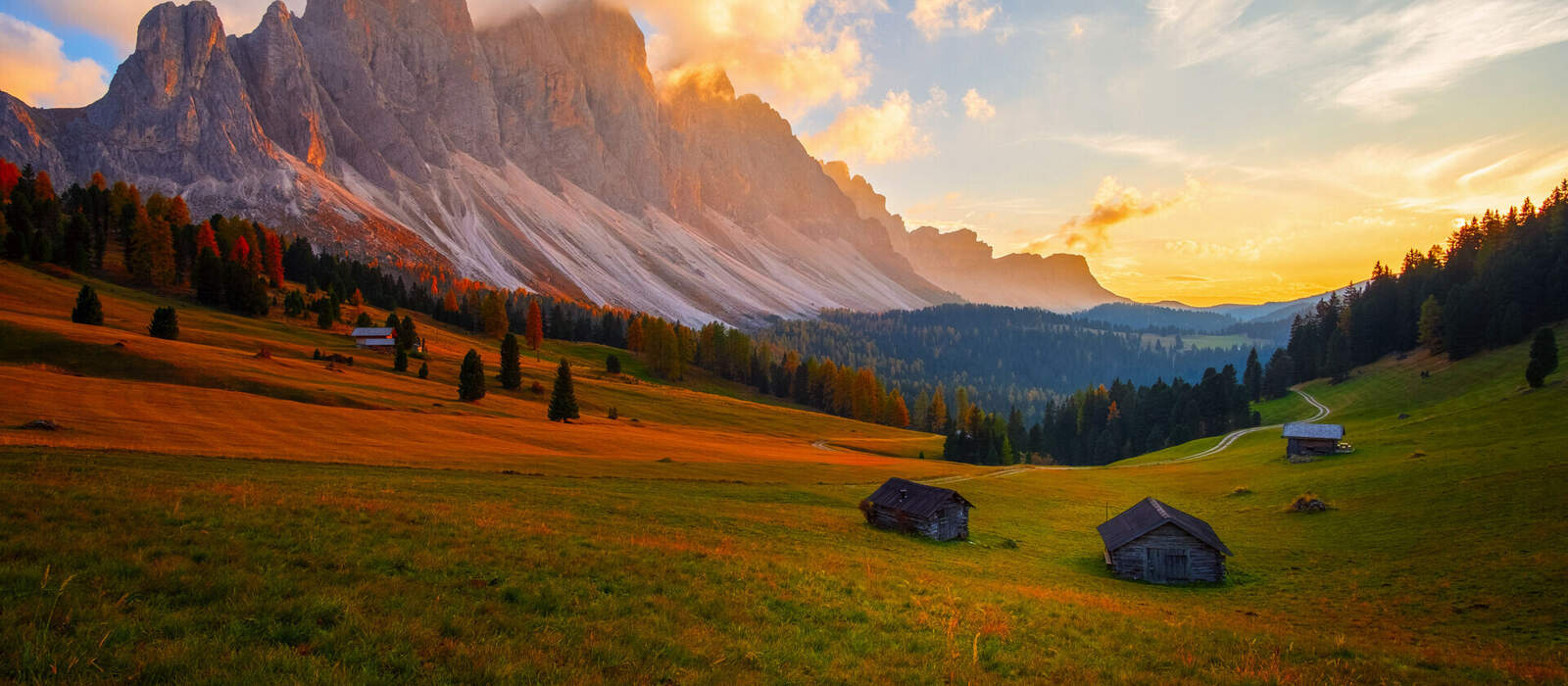 Geislergebirge bei Sonnenuntergang in den Dolomiten © rolandbarat - stock.adobe.com