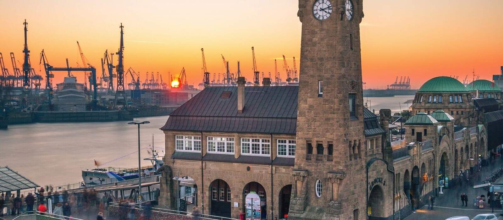 Sonnenuntergang an den Hamburger Landungsbrücken © Steffen - stock.adobe.com