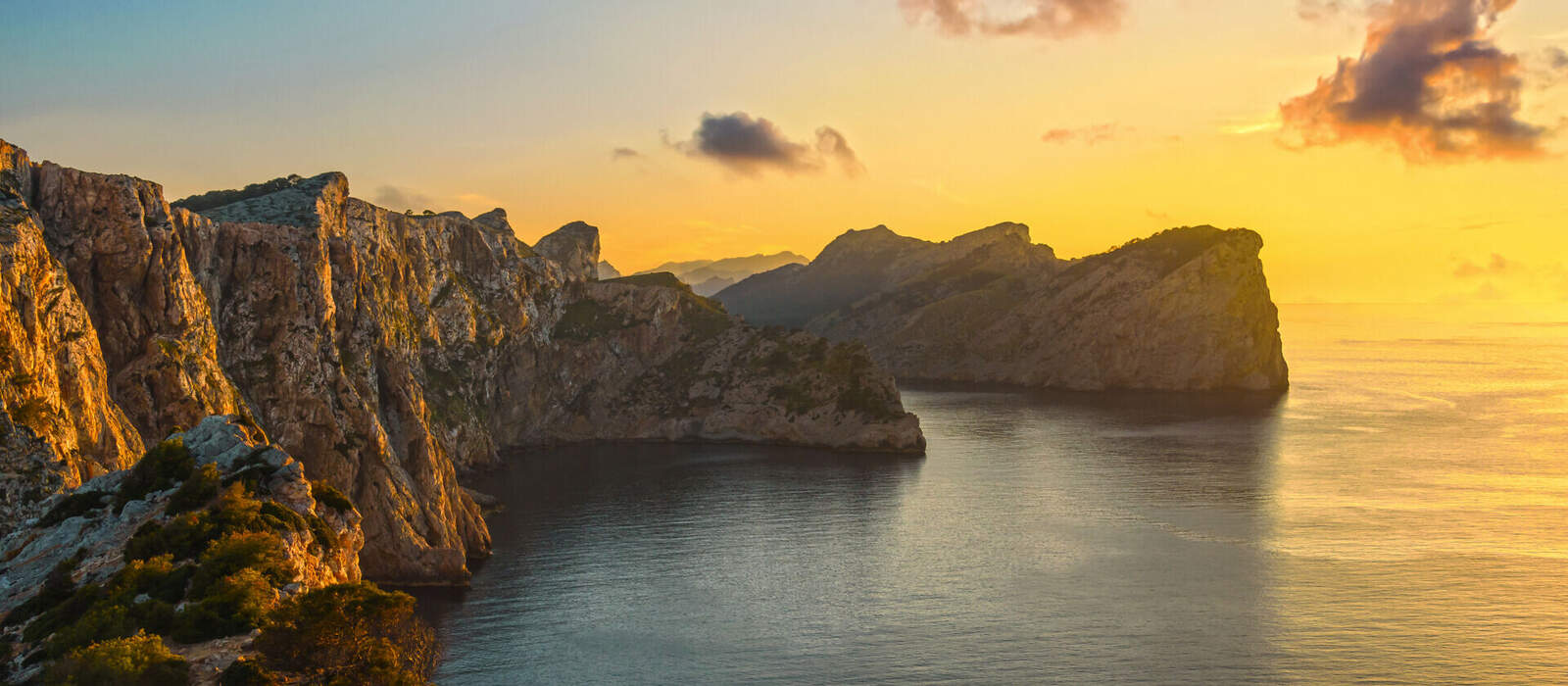 Mallorca - Blick auf die felsige Küste des Tramuntana-Gebirges bei Sonnenuntergang © Lichtwolke99 - stock.adobe.com