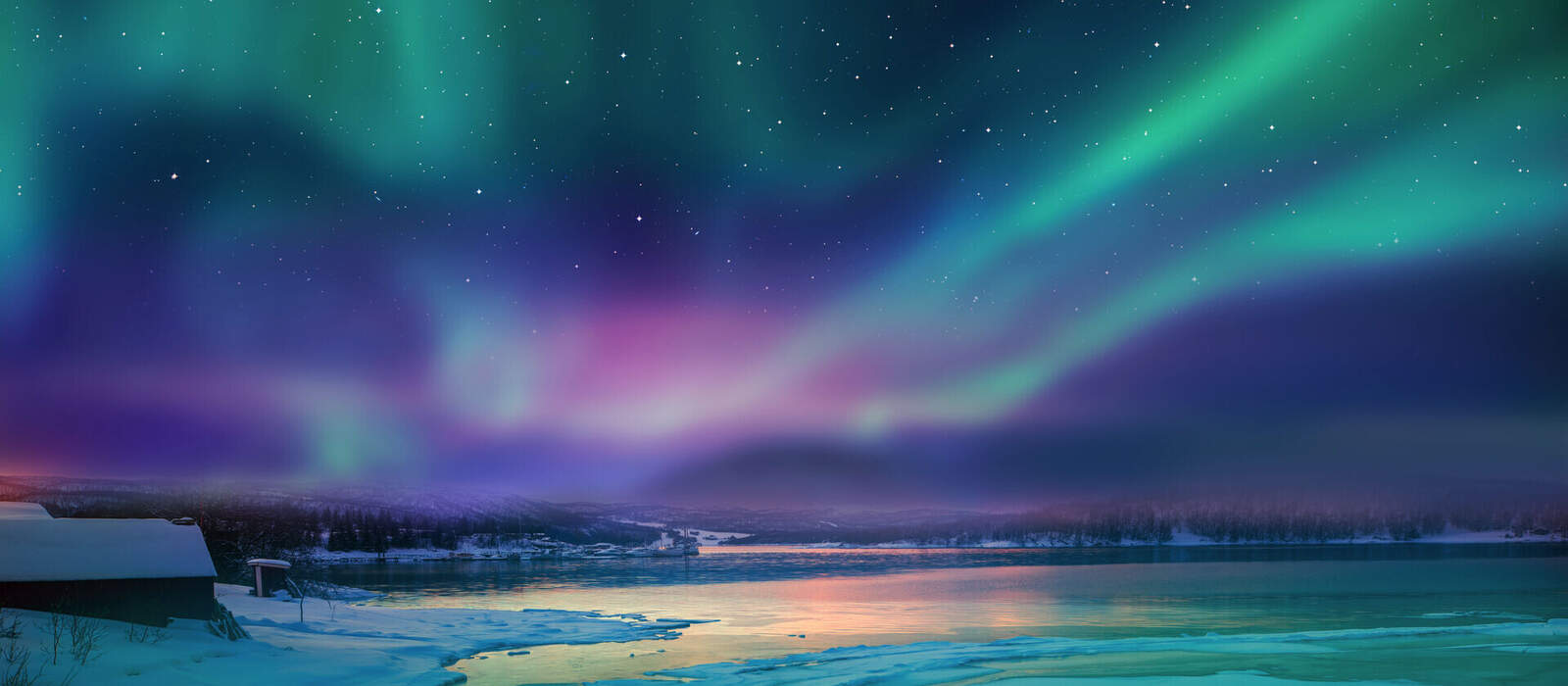 Nordlichter (Aurora Borealis) am Himmel über Tromsø © muratart - stock.adobe.com