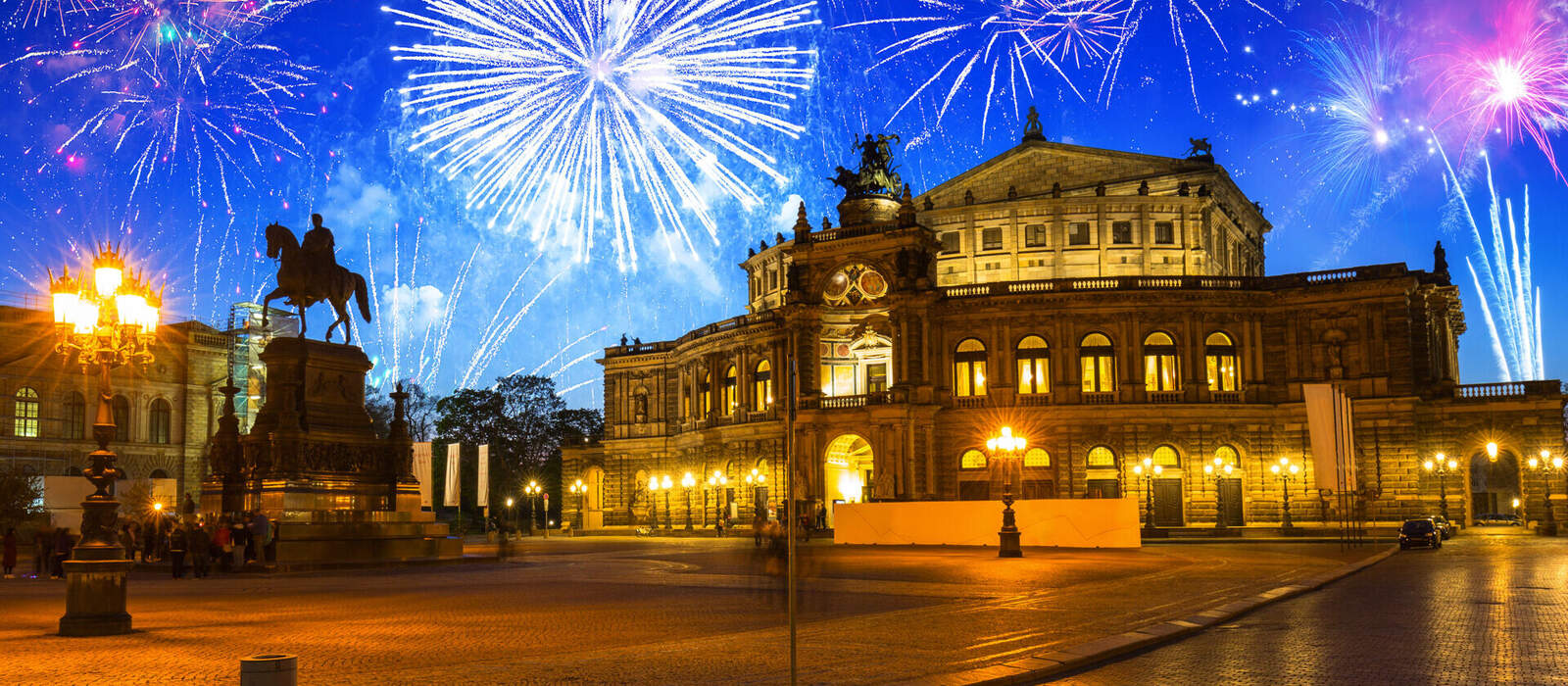 Neujahrsfeuerwerk über der Semperoper in Dresden © Patryk Kosmider - stock.adobe.com