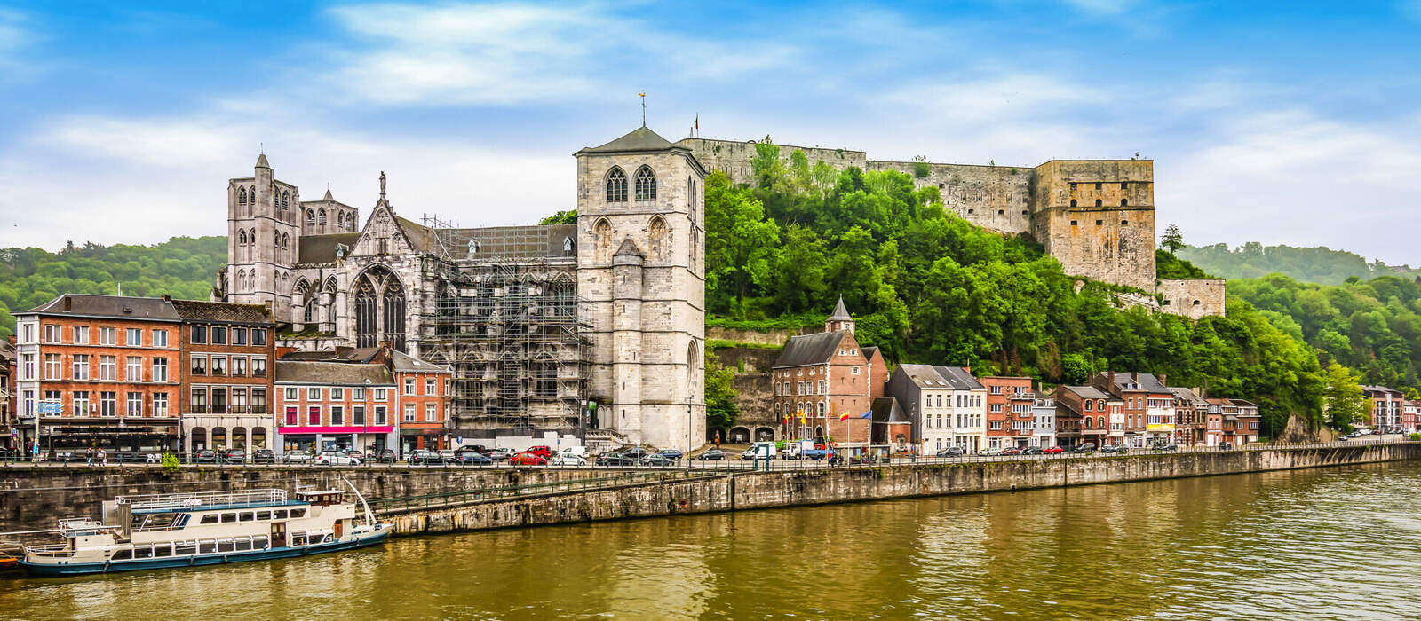 Panoramablick auf die Flusslandschaft von Huy in Wallonien, Belgien © Nancy Pauwels - stock.adobe.com