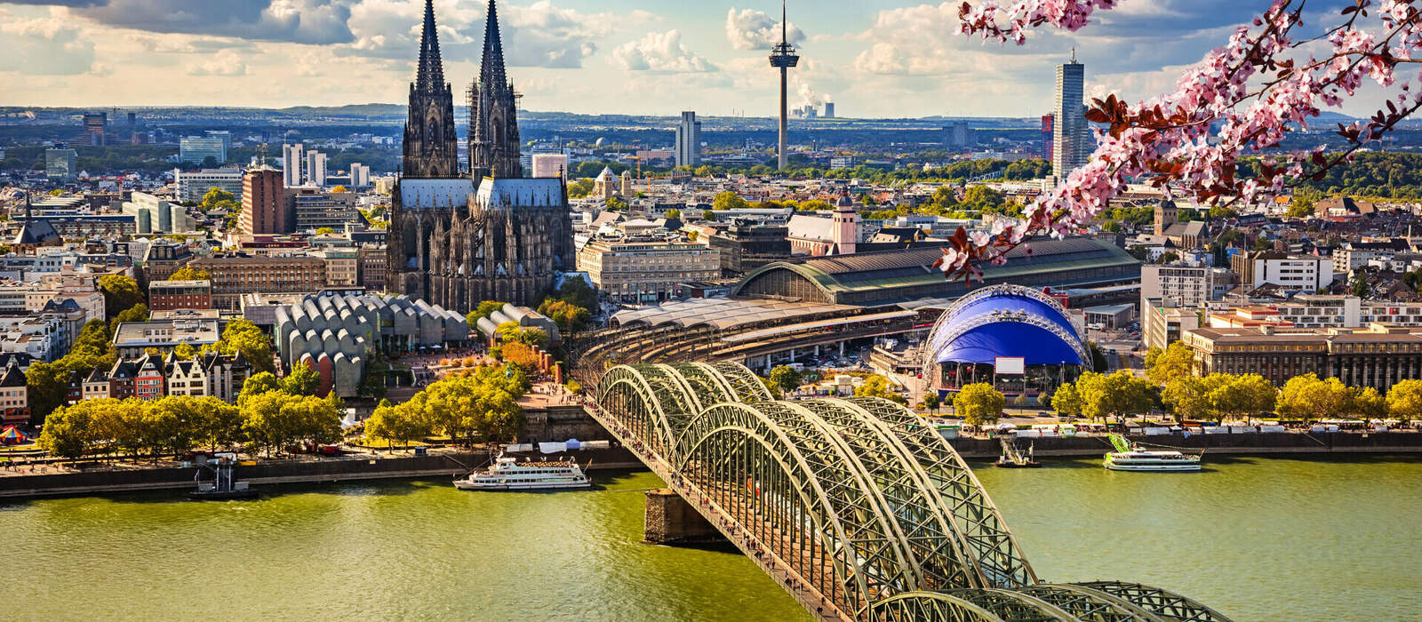 Luftaufnahme von Köln im Frühling © sborisov - stock.adobe.com