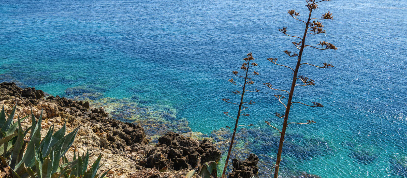 Blick auf die felsige Küste und das kristallklare Wasser der Ägäis nahe Kolymvari © hivaka - stock.adobe.com Blick auf die felsige Küste und das kristallklare Wasser der Ägäis nahe Kolymvari © hivaka - stock.adobe.com