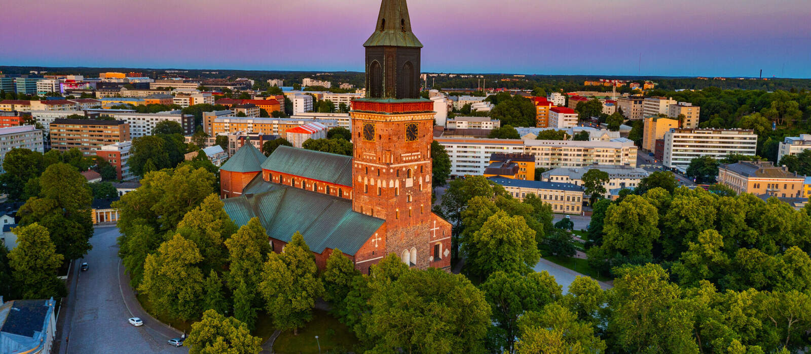 Sonnenuntergang über der Kathedrale in Turku © dudlajzov - stock.adobe.com