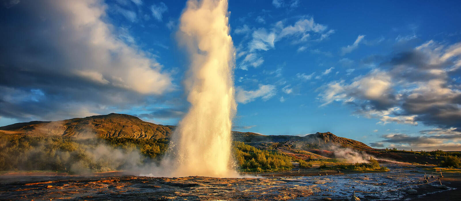 Ausbruch des Strokkur-Geysirs in Island bei Sonnenuntergang © jenyateua - stock.adobe.com