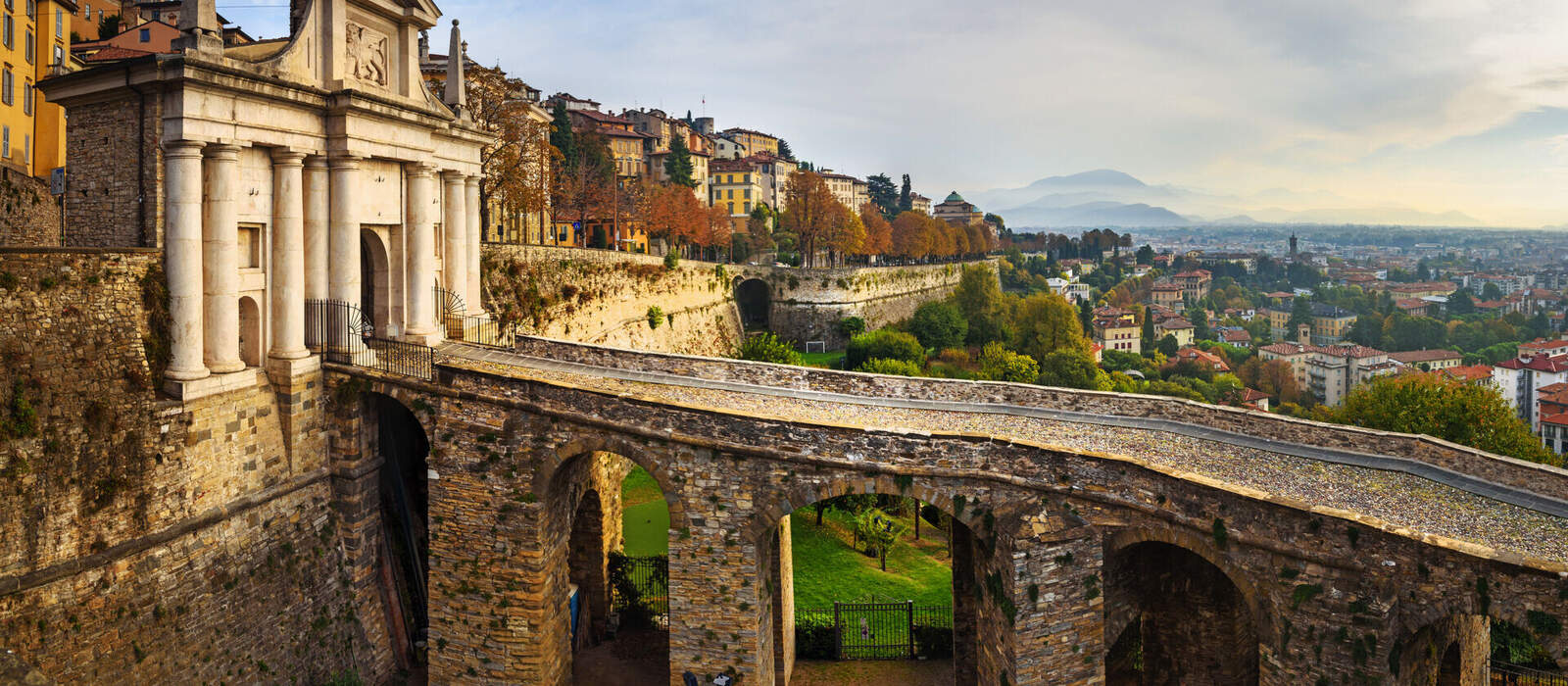 Blick auf Bergamo mit dem Tor Porta San Giacomo © Elena Odareeva - stock.adobe.com