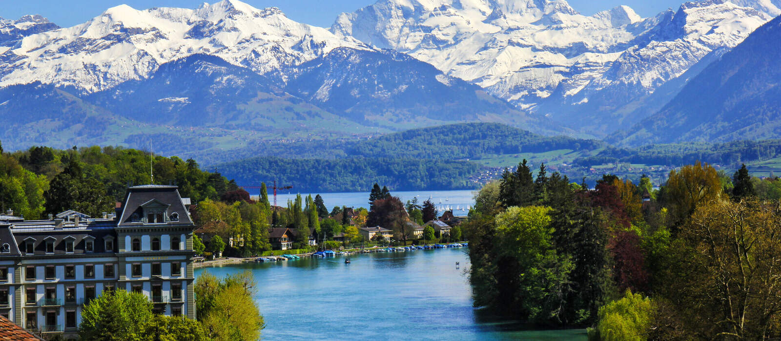 Thuner See von der Stadt Thun aus gesehen mit wunderschönem Panoramablick auf die verschneite Berglandschaft der Alpen © Yü Lan - stock.adobe.com