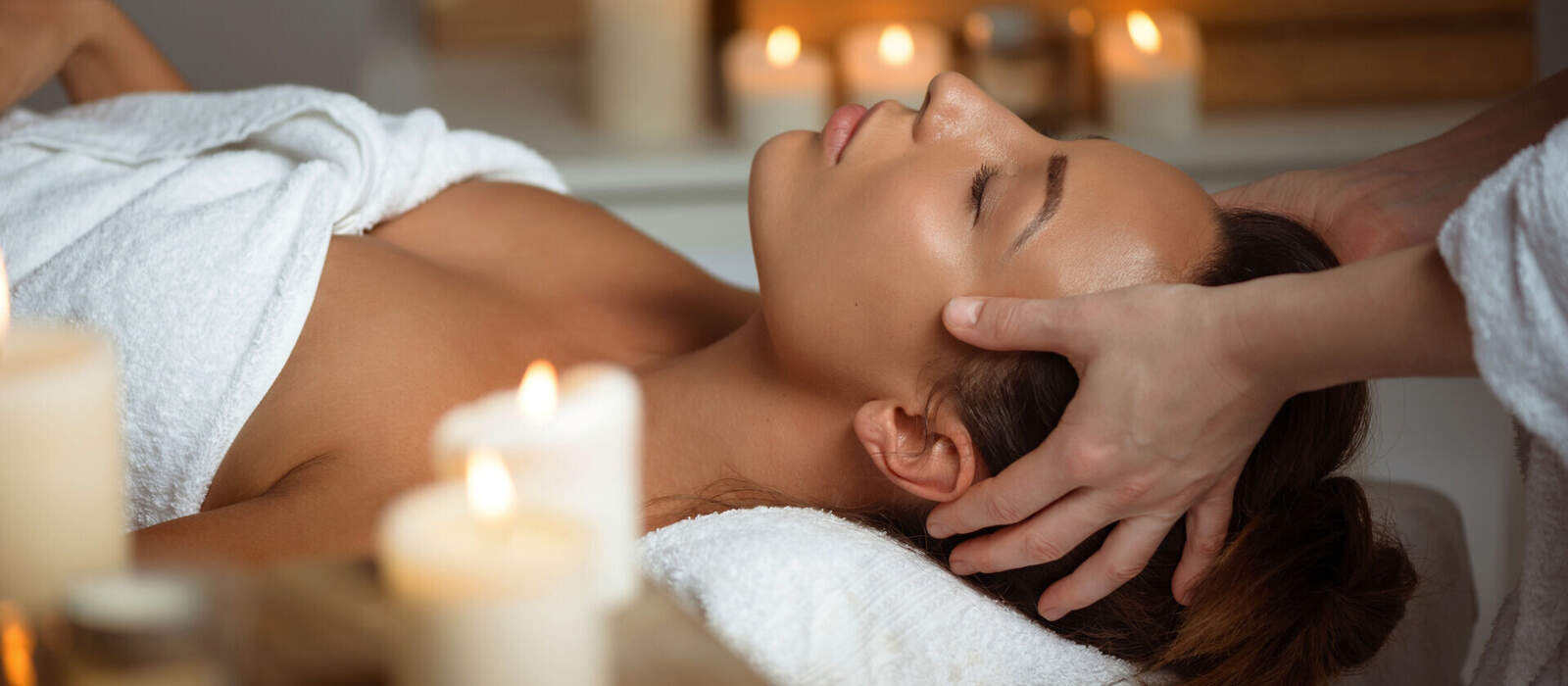 entspannende Gesichtsmassage im Spa © Cookie Studio - stock.adobe.com