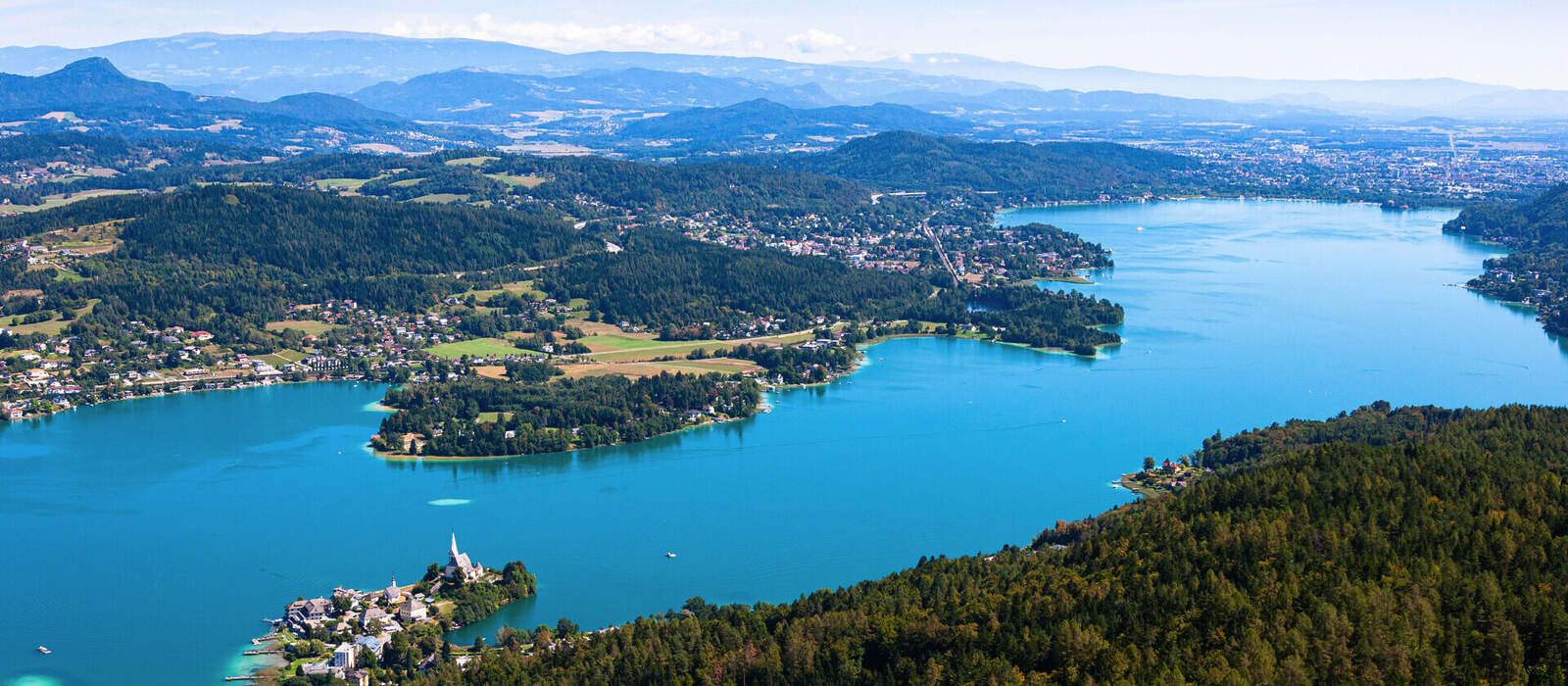 Wörthersee in Kärnten mit Maria Wörth im Vordergrund © kobra78 - stock.adobe.com