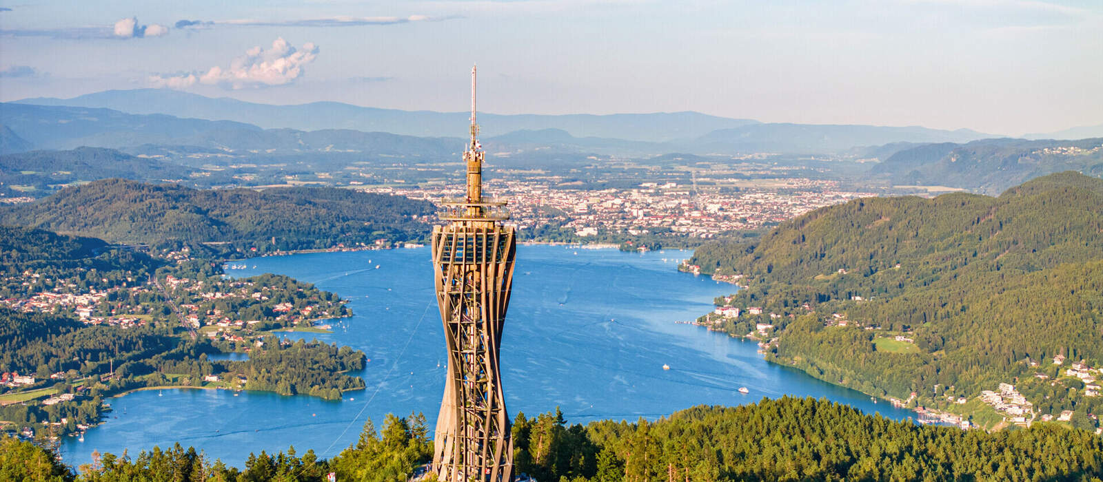Aussichtspunkt Pyramidenkogel mit dem Wörthersee im Hintergrund © Landscapes & Nature - stock.adobe.com
