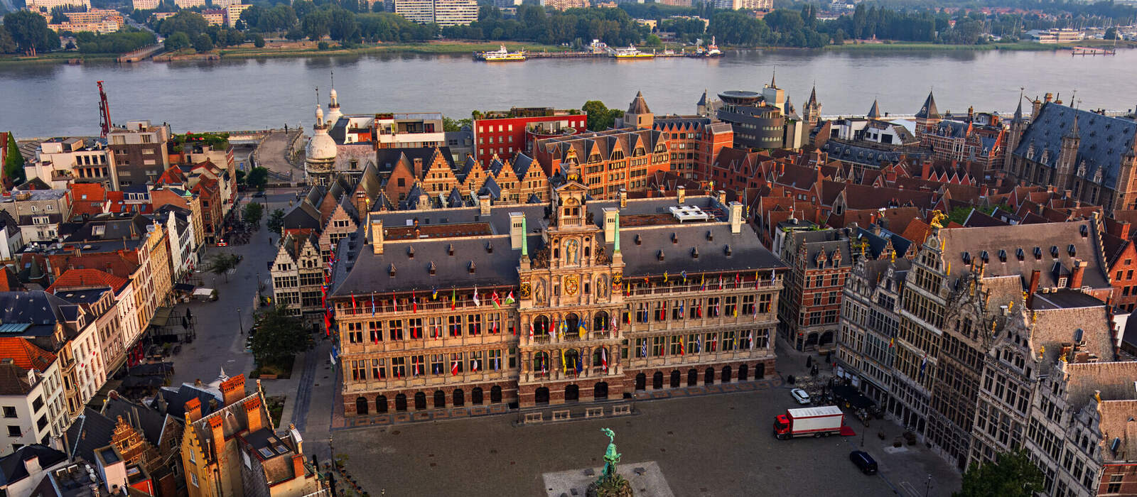 Luftaufnahme des Antwerpener Rathaus (Stadhuis Antwerpen)  © nikitamaykov - stock.adobe.com