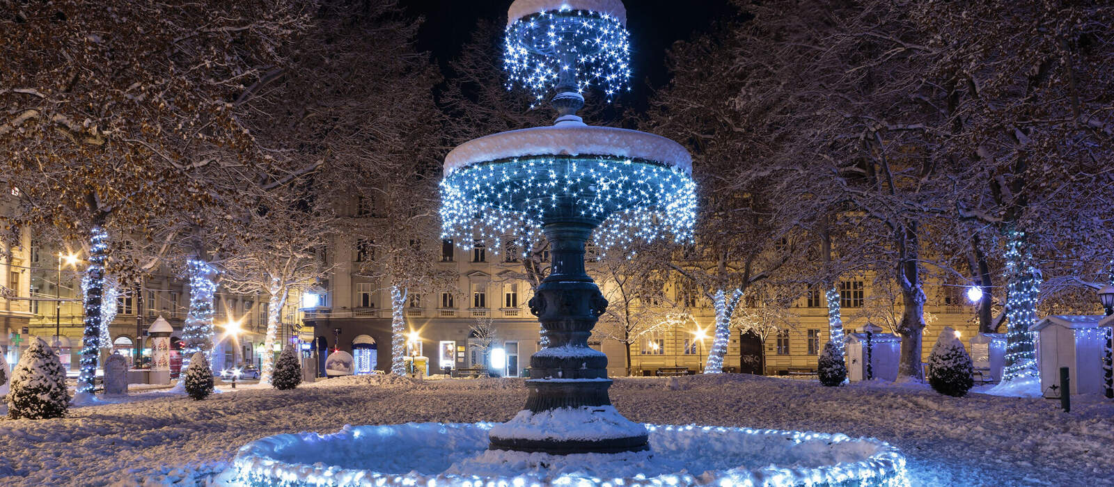 Zrinjevac-Brunnen ist im Rahmen der Adventszeit in Zagreb mit Weihnachtslichtern geschmückt © dariovuksanovic - stock.adobe.com