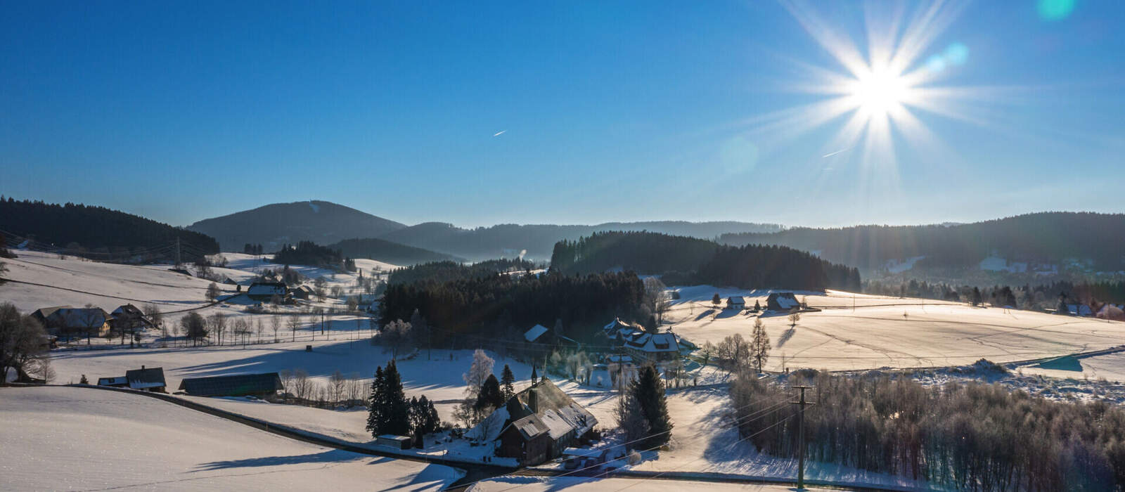 Verschneite Landschaft zur Weihnachtszeit in Hinterzarten im Hochschwarzwald © Julia Hermann - stock.adobe.com