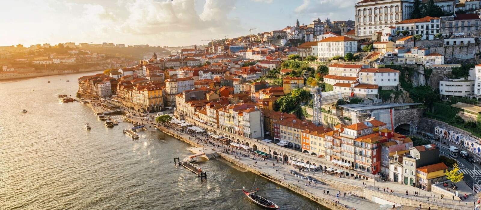 Panoramablick auf die Stadt Porto bei Sonnenuntergang © ikuday - stock.adobe.com Panoramablick auf die Stadt Porto bei Sonnenuntergang © ikuday - stock.adobe.com