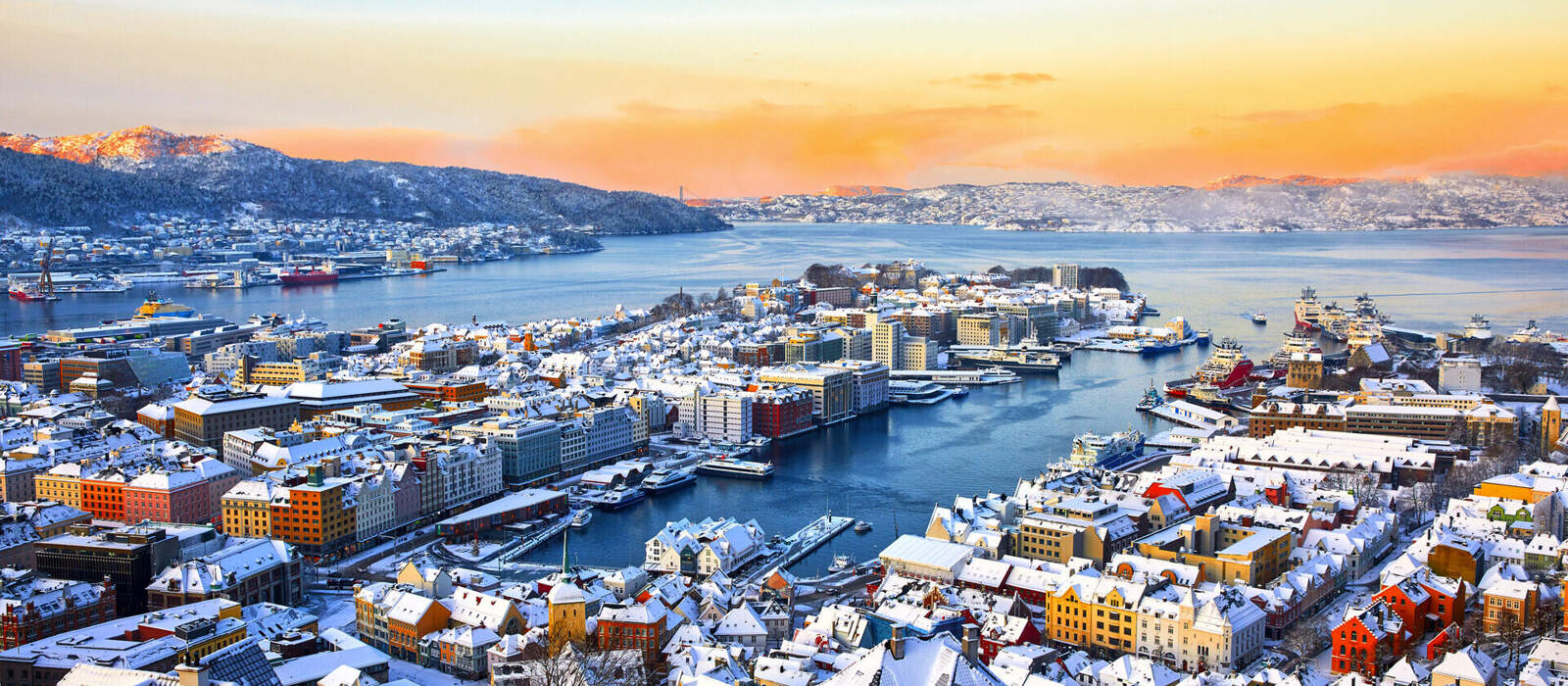 Aussicht auf den Hafen von Bergen im Winter bei Sonnenaufgang © Oleksandr Dibrova - stock.adobe.com