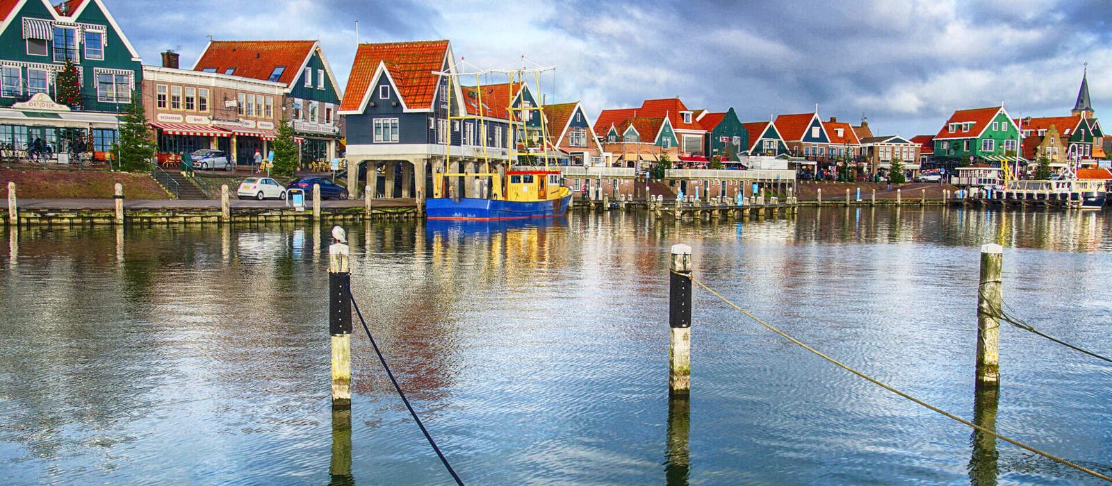 Yachthafen und Uferpromenade von Volendam © cascoly2 - stock.adobe.com