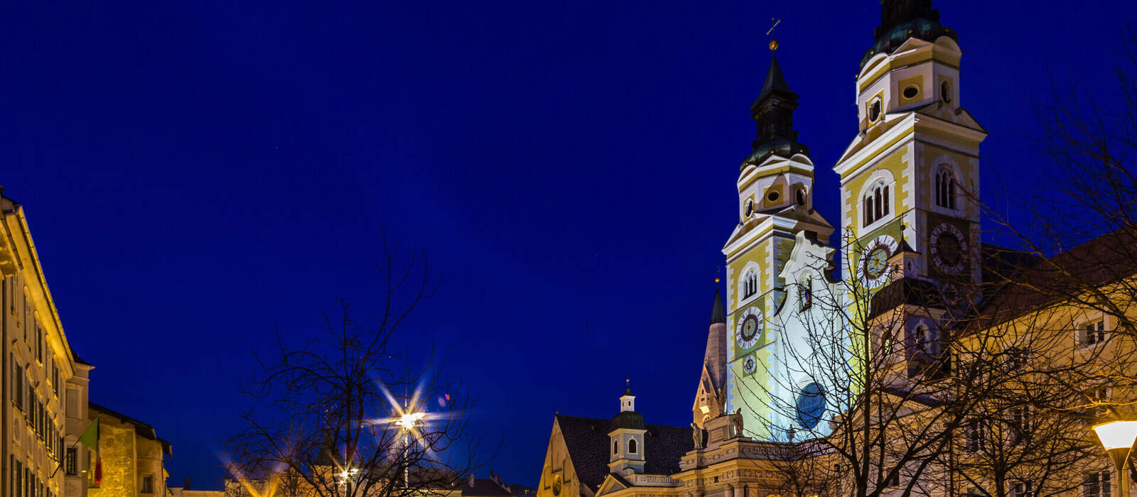 Nachtansicht des Hauptplatzes in Brixen im Winter © Vivida Photo PC - stock.adobe.com