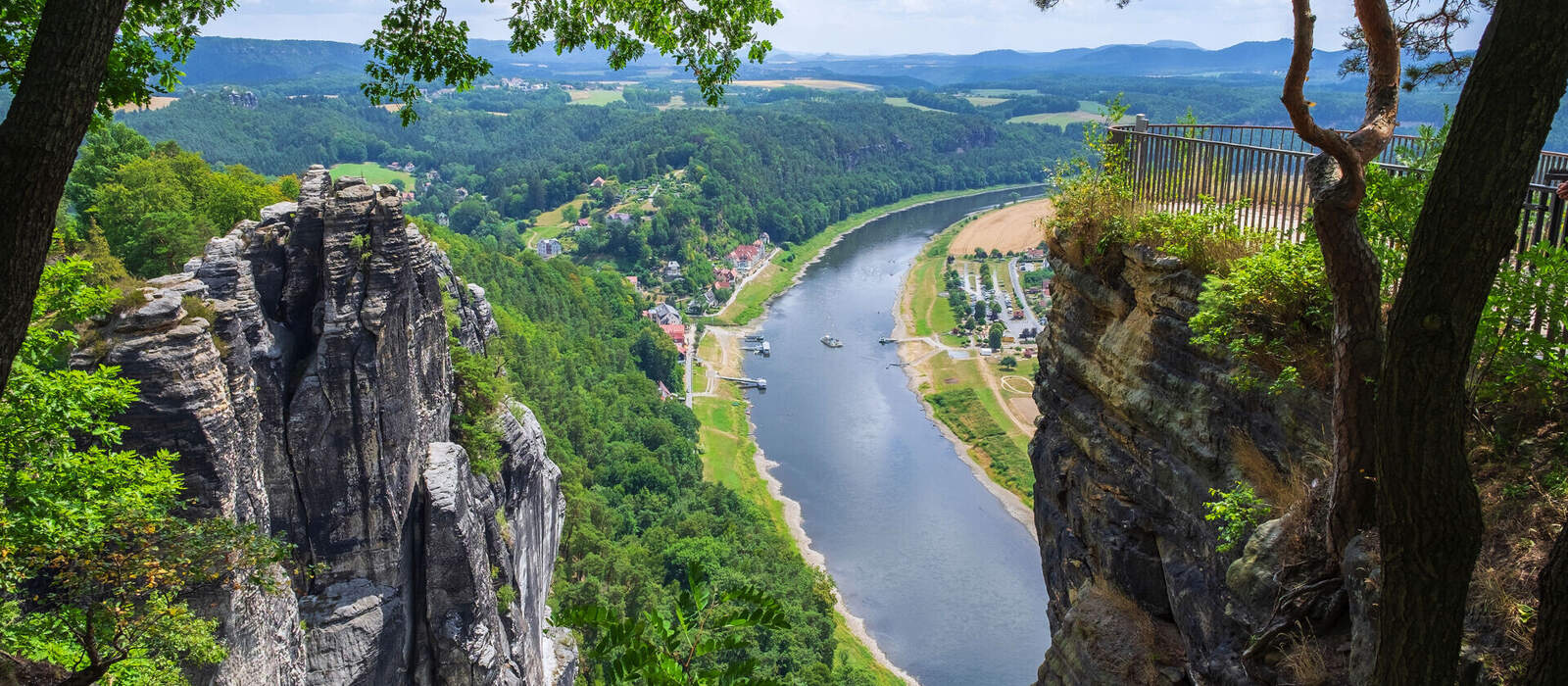 Blick ins Elbtal vom Basteigebirge aus © fotografci - stock.adobe.com