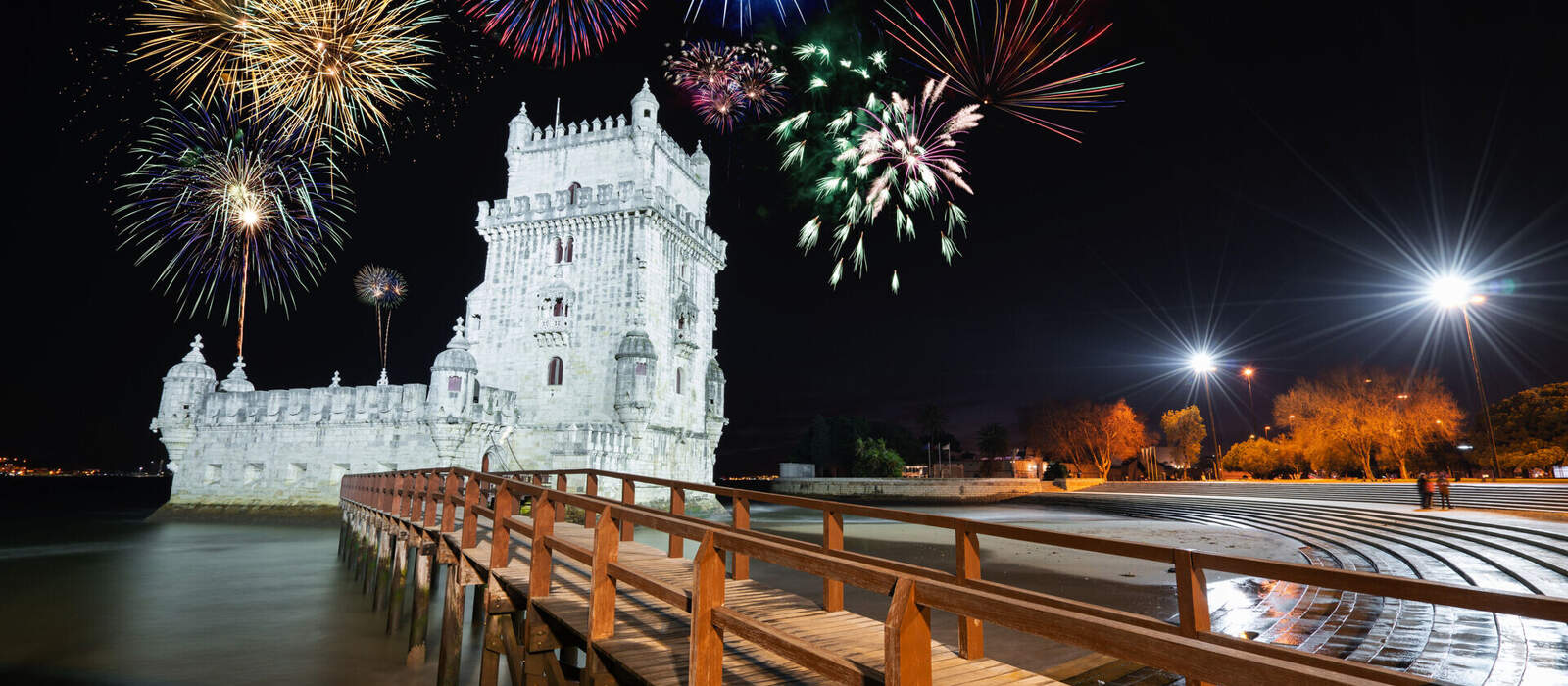 Turm von Belem mit Feuerwerk © Pawel Pajor - stock.adobe.com