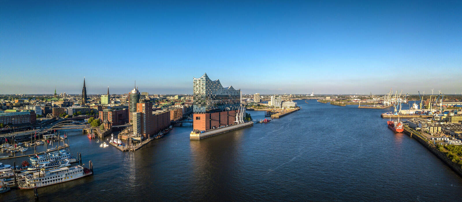 Elbphilharmonie-Panorama bei Sonnenuntergang © Jonas Weinitschke - stock.adobe.com