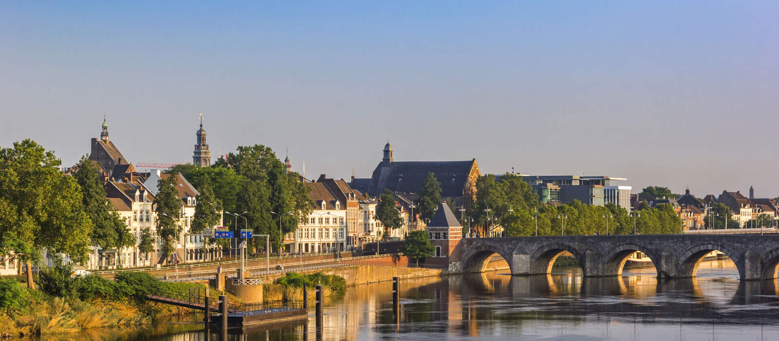 historische Servaas-Brücke über den Fluss Maas im Morgengrauen in Maastricht © venemama - stock.adobe.com