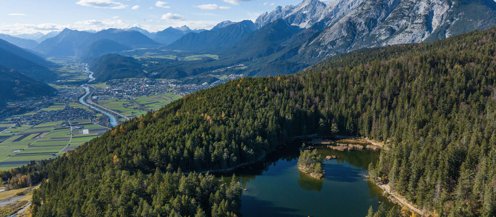 Möserer See in Tirol und Blick über das Inntal © Thomas Schuetz - stock.adobe.com