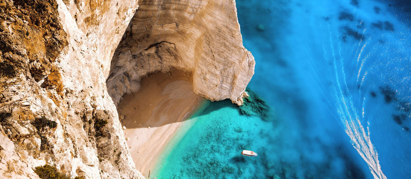 Hohe Klippe mit Booten auf der Insel Zakynthos in Griechenland © Tomas Marek - stock.adobe.com