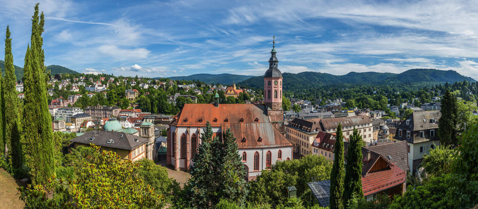 Panoramablick auf die Stiftskirche mit Baden-Baden im Schwarzwald © Fineart Panorama - stock.adobe.com